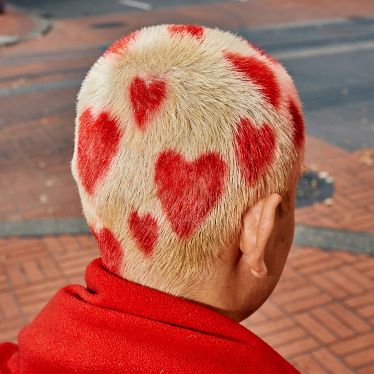 Frau mit in die Haare gefärbten Herzen. Foto: Michael Raines / Connected Archives