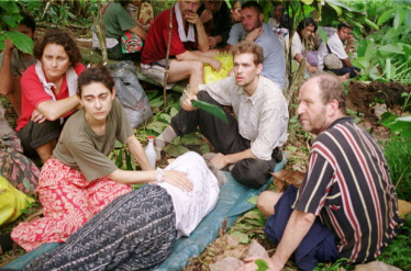 7. Mai 2000: Werner Wallert (rechts) und Marc Wallert (Mitte) pflegen die entkräftete Renate Wallert (liegend). Es sollte noch Monate bis zur ihrer Freilassung dauern