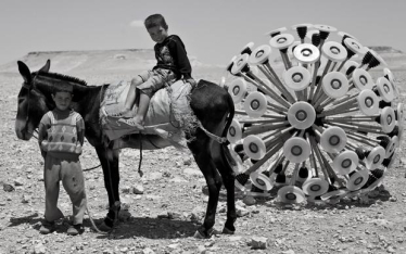 Es sieht ein bisschen aus wie der Kopf einer überdimensionierten Pusteblume, das Gerät, mit dem Massoud Hassani die Welt von Landminen befreien will. Wie grausam diese sind, weiß kaum jemand besser als er. Er wuchs in Afghanistan auf, wo der 1978 begonnen