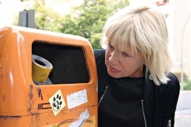 Sissel Tolaas reicht an Mülleimer