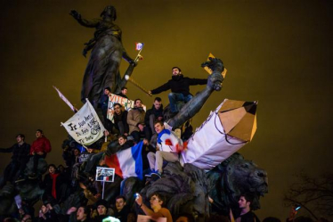 Straßenprotest, oder: Wie man Solidarität bekundet, in der Masse Angst verarbeitet und sich dabei immer auch ein bisschen selbst inszeniert Straßenprotest, oder: Wie man Solidarität bekundet, in der Masse Angst verarbeitet und sich dabei immer auch ein bisschen selbst inszeniert
