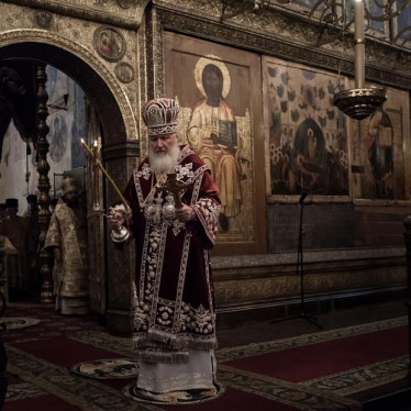 Anders als in der katholischen oder auch protestantischen Kirche sehen auch die Geistlichen aus. Außerdem gibt es in der orthodoxen Kirche Unmengen von Ikonen – Abbildungen von Heiligen