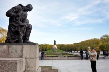 Das Ehrenmal in Berlin-Teptow – im Hintergrund der haushohe Bronzesoldat