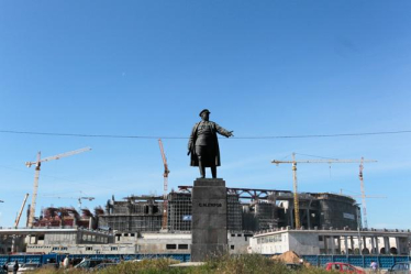 Hier ensteht das teuerste Fußballstadion der Welt. Die Gazprom-Arena, künftige Spielstätte von Zenit Sankt Petersburg, wird über eine Milliarde Euro kosten, wenn sie denn mal fertig wird