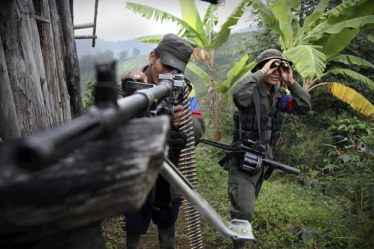 Krieg auf Kosten der Bevölkerung: Mitglieder der Rebellenorganisation FARC nehmen Regierungstruppen ins Visier