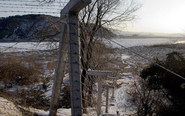 Eine Grenze, doch für Lucia Jang keine unüberwindbare: Der Tumin-Fluss von China aus betrachtet Eine Grenze, doch für Lucia Jang keine unüberwindbare: Der Tumin-Fluss von China aus betrachtet