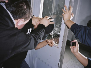 Mehr als nur Pöbelei: Beim Mobbing kommt es nicht selten zu körperlichen Angriffen Mehr als nur Pöbelei: Beim Mobbing kommt es nicht selten zu körperlichen Angriffen