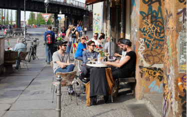 Hipster im Straßencafé in Berlin