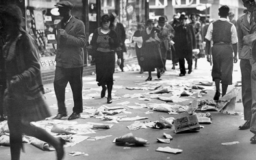 „Man geht in Berlin nicht spazieren. Dazu hat man keine Zeit.“ – schrieb Franz Hessel. Hier sieht man Passanten am Alexanderplatz. Der Boden ist bedeckt mit Wahlwerbung zur Reichstagswahl