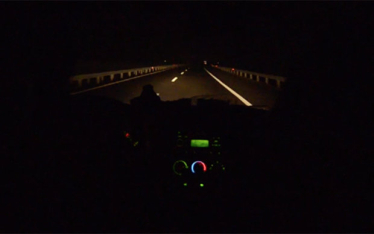 Sicht durch Autofenster auch die Autobahn bei Nacht 