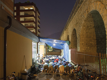 Beten, wo früher die Lieferwagen mit den frischen Lebensmitteln vorgefahren sind. Ein Bild aus der Stadt Trient