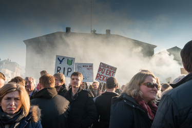 Wenn in Island Rauch oder Dampf aufsteigt, muss es nicht immer ein Vulkan oder Geysir sein. In diesen Tagen rumort es mitten in der Hauptstadt, deren Name übrigens auf Deutsch „Rauchbucht“ bedeutet Wenn in Island Rauch oder Dampf aufsteigt, muss es nicht immer ein Vulkan oder Geysir sein. In diesen Tagen rumort es mitten in der Hauptstadt, deren Name übrigens auf Deutsch „Rauchbucht“ bedeutet