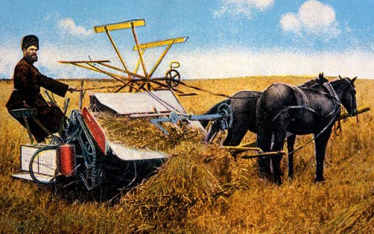 Traditionelle Landwirtschaft in Russland: Ein Bauer und seine Maschine, gezogen von zwei Pferden, auf dem Feld 