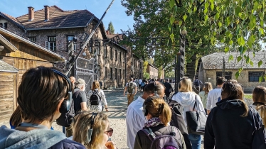 Besucher einer Tour in Auschwitz