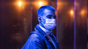 Jugendlicher mit Maske Jugendlicher mit Maske