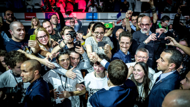 Der französische Präsidentschaftskandidat Emmanuel Macron mit jungen Anhängern bei einer Veranstaltung in Lyon im Februar 2017