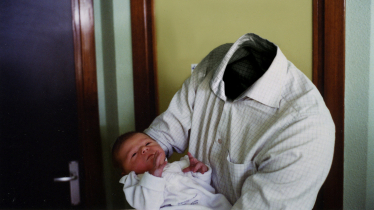 Mann ohne Kopf hält Baby 