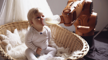 Baby wird von einem Roboter gefüttert