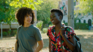 Ivie (Haley Louise Jones) und Naomi (Lorna Ishema) in IVIE WIE IVIE Ivie (Haley Louise Jones) und Naomi (Lorna Ishema) in IVIE WIE IVIE