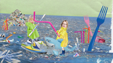 Verbot Einwegplastik EU Pro Contra Lustige Collage, die die Autorinnen dabei zeigt, wie sie sich in einem Meer von Plastik mit überdimensionalem Q-Tip und Strohhalm bewaffnet bekämpfen