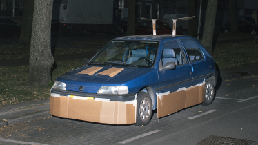 Auto mit Spoiler aus Pappe