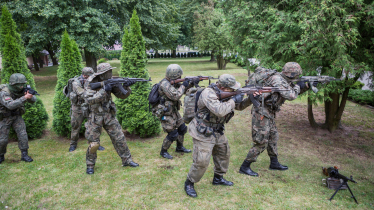 Bevor es für die Paramilitärs zum Training in den Wald geht, werden Bewegungsabläufe geübt und Wissen abgefragt. Immer professioneller sollen die Strzelec werden. Freiwillige Polizeiausbilder und Soldaten helfen ihnen dabei