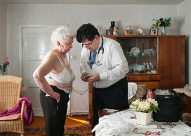 Amin Ballouz, der Arzt, dem die Frauen vertrauen. Und auch die Männer. Gerade die Älteren schätzen den Doktor als Gesprächspartner. Irgendwie verbindet es sie, dass Ballouz auch einen Krieg erlebt hat Amin Ballouz, der Arzt, dem die Frauen vertrauen. Und auch die Männer. Gerade die Älteren schätzen den Doktor als Gesprächspartner. Irgendwie verbindet es sie, dass Ballouz auch einen Krieg erlebt hat