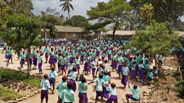 Kinder auf einem Schulhof in Kenia