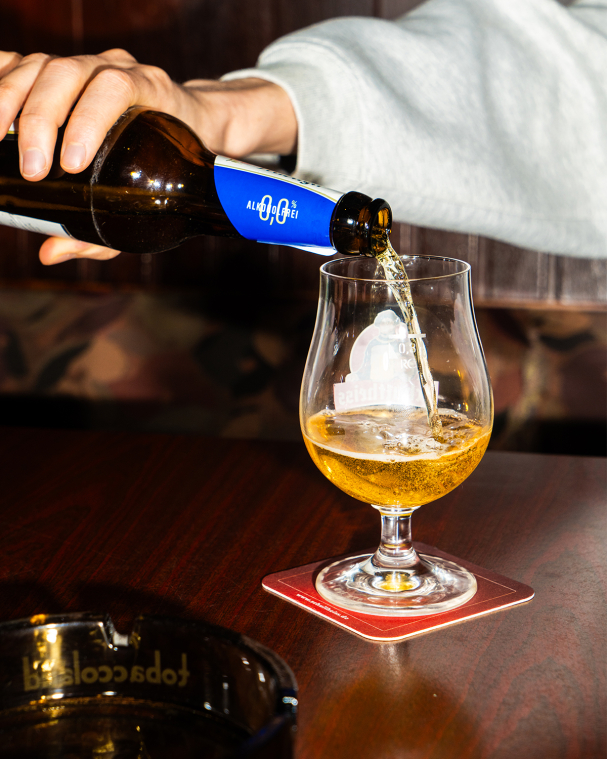 Bucci schenkt ein alkoholfreies Bier ein
