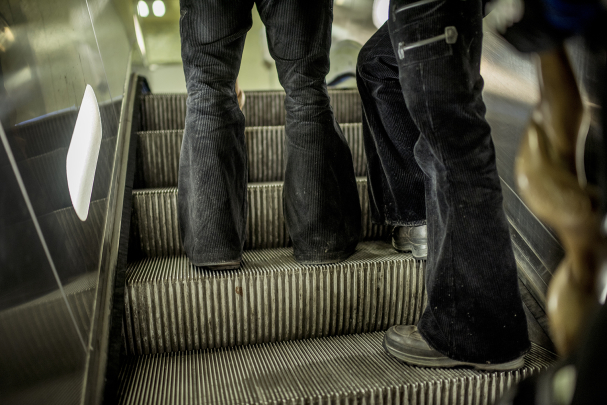 Schlaghosen auf der Rolltreppe
