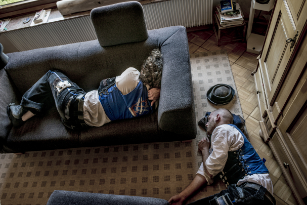 Zimmermänner schlafen am Boden