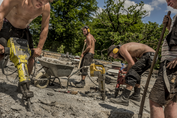 Zimmermänner arbeiten auf einer Baustelle