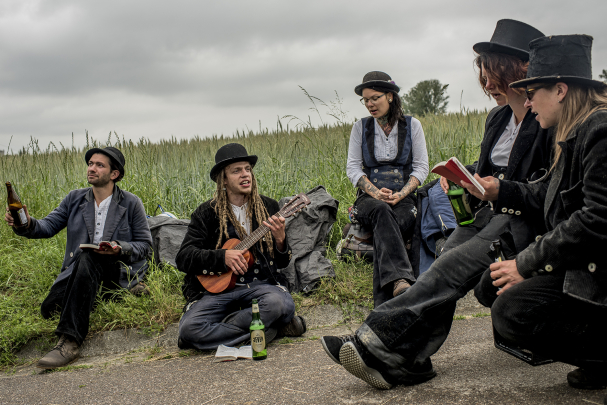 Zimmermänner machen auf der Strasse Musik
