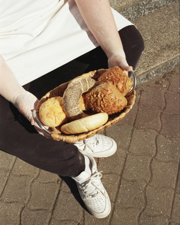 Korb mit Brötchen