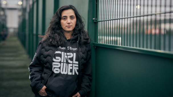 Portrait von Khalida Popal in einem Fussballstadion