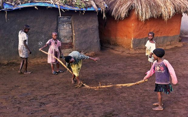 Kinderspiele im Camp: Das Kyaka II Refugee Settlement, wo Ulrike Krause geforscht hat. Foto: © Ulrike Krause, all rights reserved