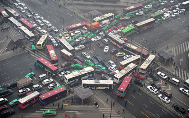 Weil es mit Chinas Wirtschaft in den letzten Jahrzehnten ziemlich voran gegangen ist, herrscht auf den Straßen dort inzwischen oft nur noch Stillstand – selbst in Städten wie Xi'an, die hier kaum einer kennt