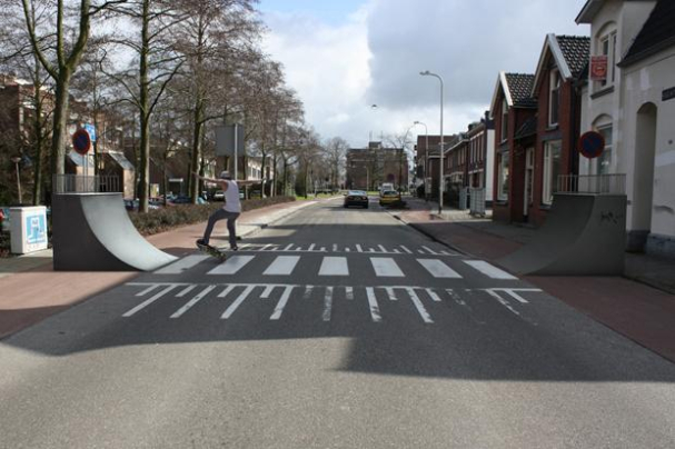 Weniger Regeln erhöhen die Aufmerksamkeit und Rücksicht der Verkehrsteilnehmer, jedenfalls laut der Planungsphilosophie „Shared Space“. Allerdings gilt auch beim Kickflip rechts vor links.