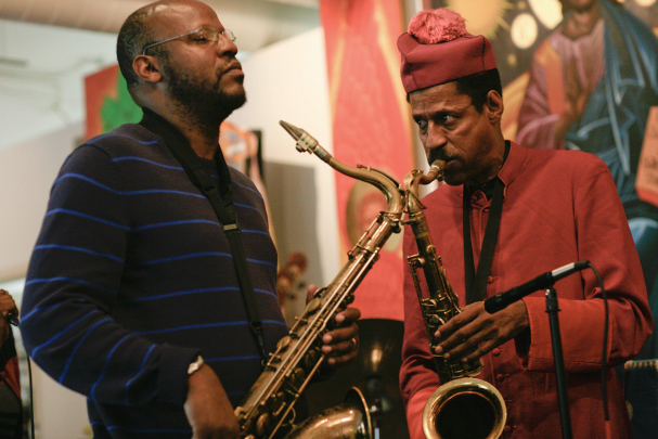 Der Gründer der John Coltrane Kirche in San Francisco, Franzo W. King, beim Gottesdienst