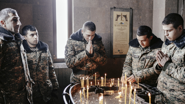  Soldaten während des Gottesdienstes in der St. Gayane-Kirche in Jermuk