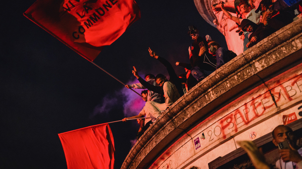 Menschen feiern das Wahlergebnis auf dem Place de la République