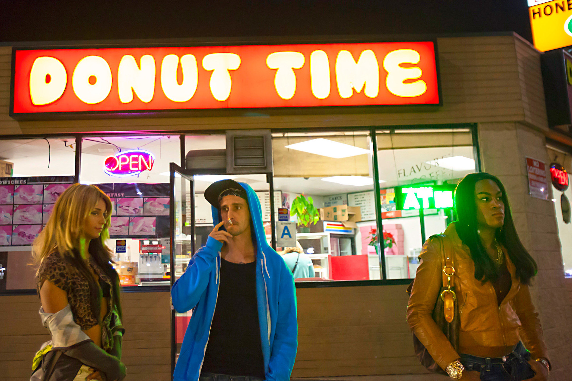 Kitana Kiki Rodriguez und Mya Taylor stehen vor dem Donut Shop