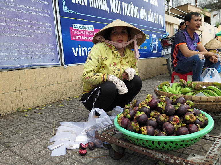 Vietnamesin auf einem Markt im Mekongdelta