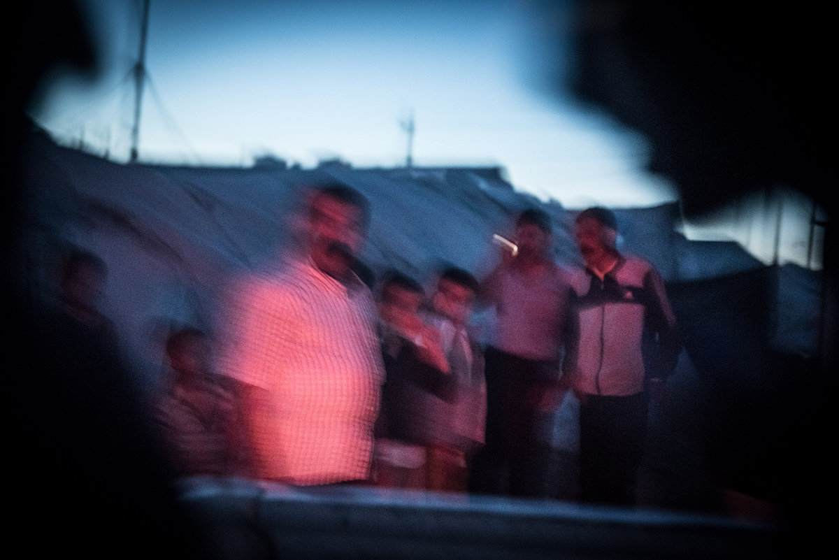 Eine jesidische Familie in einem Flüchtlingslager im Irak (Foto: Chris Grodotzki)