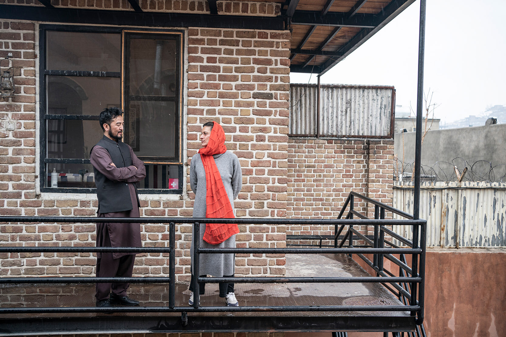 Ziauddin Bakhtyar und Hamida Aman auf der Terrasse